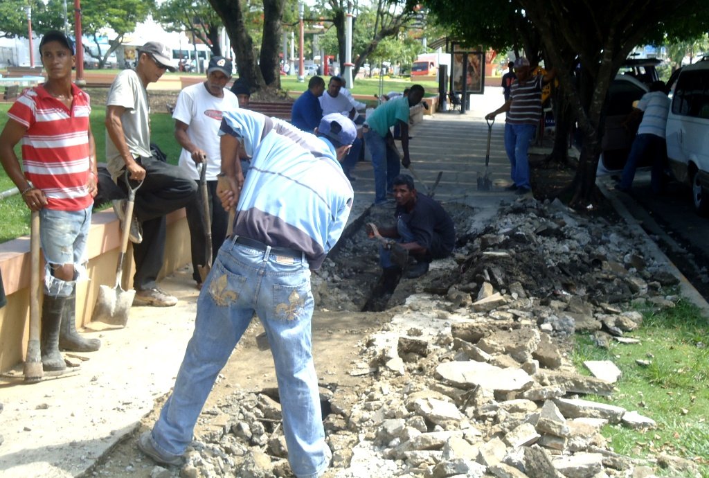 Brígadas realizan trabajos de rescate sistema pluvial en el parque Hermanos de la Maza